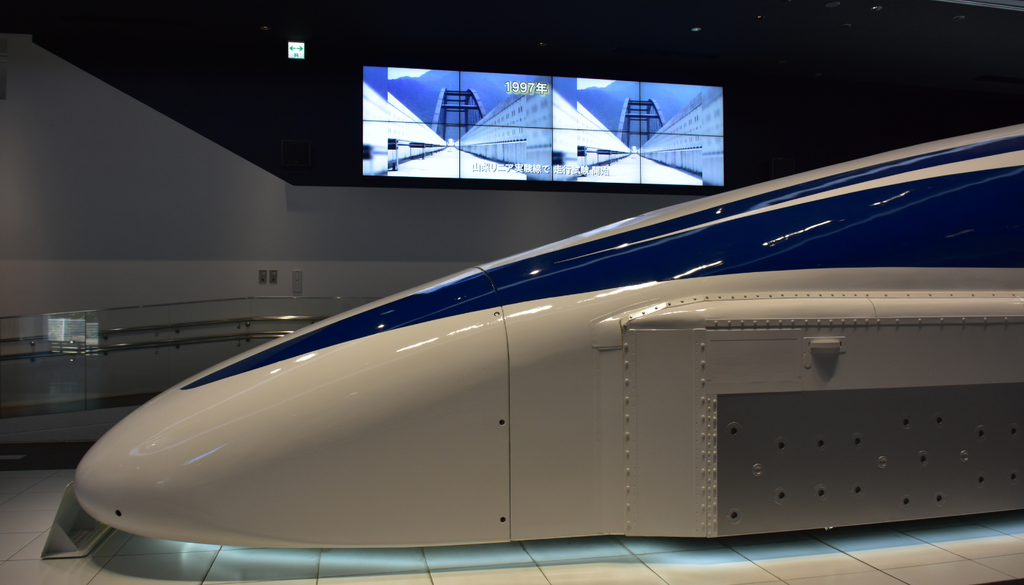 El SCMaglev de Japón emplea imanes superconductores enfriados y alcanzó un récord mundial de 603 km/h en 2015.
