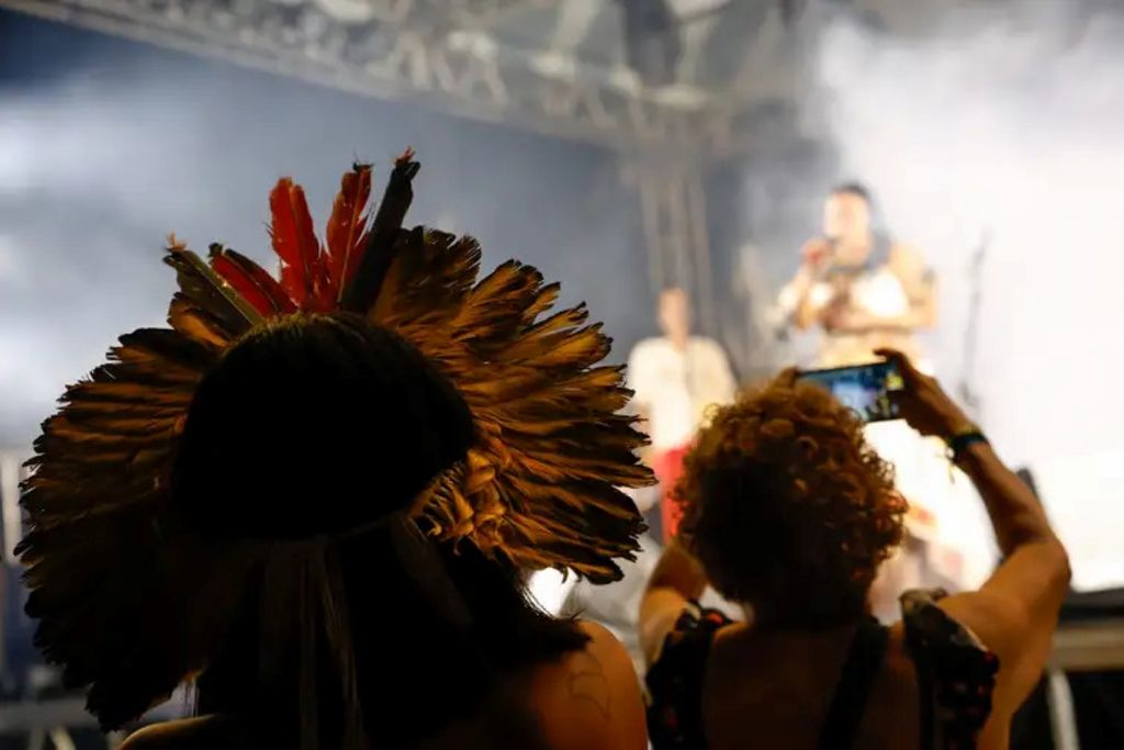 Indígenas acompanham show da cantora Dijuena Tikuna no Festival Psica 2024, em Belém Foto: Fernando Frazão/Agência Brasil