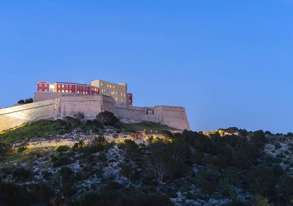 El nuevo Parador de Ibiza se abre dentro de la fortaleza de Dalt Vila, declarada Patrimonio de la Humanidad por la UNESCO. El histórico recinto amurallado se convierte en hotel cultural tras más de dos décadas de restauración. Imagen: Paradores.