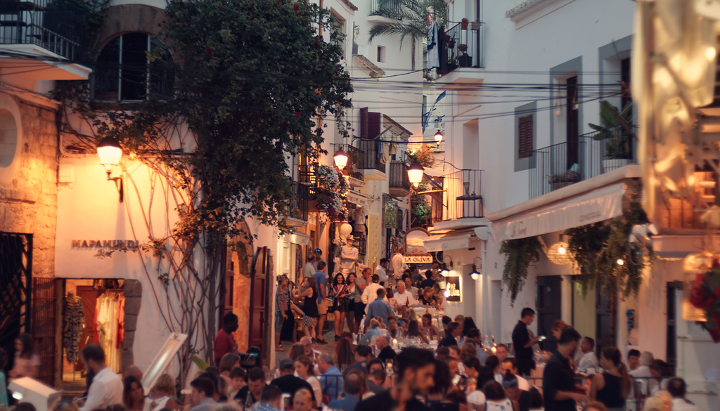 La isla es mundialmente conocida por su vida nocturnas y discotecas.
