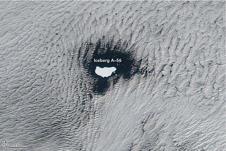 Ese fue el caso del 1 de junio de 2016, cuando un satélite capturó una imagen de las nubes bajas en forma de estratos y un iceberg, perfectamente enmarcado A-56, a la deriva en el Océano Atlántico Sur y sin nubes sobre él. La imagen superior muestra una amplia vista de la zona, adquirida 1 de junio con el sensor VIIRS en el satélite Suomi-NPP. La segunda imagen muestra una vista detallada de la imagen superior.Las mediciones hechas unos pocos días antes de que las imágenes fueron adquiridas indican que iceberg era de unos 26 kilómetros de largo y 13 kilómetros de ancho (16 y 8 millas), según el Centro Nacional del Hielo de los  EE.UU. hielo (Usnic). Las dimensiones del iceberg equivalen a una superficie de alrededor de cinco veces mayor que la de Manhattan.Steve Ramos, un meteorólogo investigador de la NASA Goddard, está de acuerdo en  que iceberg podría haber interrumpido el flujo de aire o la atmósfera fue modificada de tal manera que hizo que las nubes cercanas se disipasen."Cuando un obstáculo es lo suficientemente grande, puede desviar el flujo de niveles bajos a su alrededor", dijo Ramos. "Esto hace que la divergencia del flujo en niveles bajos y una convergencia correspondiente arriba con un hundimiento desde arriba y aguas abajo del obstáculo. En el movimiento descendente, el aire se calienta y se seca  y hace que se provoque un agujero en las nubes. Es un fenómeno común a menudo causado por las islas ".Brunt y Palm hacen hincapié en que estas explicaciones se basan únicamente en las imágenes de satélite. Un análisis más detallado de los datos meteorológicos recogidos por los instrumentos en el suelo o generados por la modelización atmosférica podría apuntar hacia otras causas.Fuente: NASA Earth Observatory