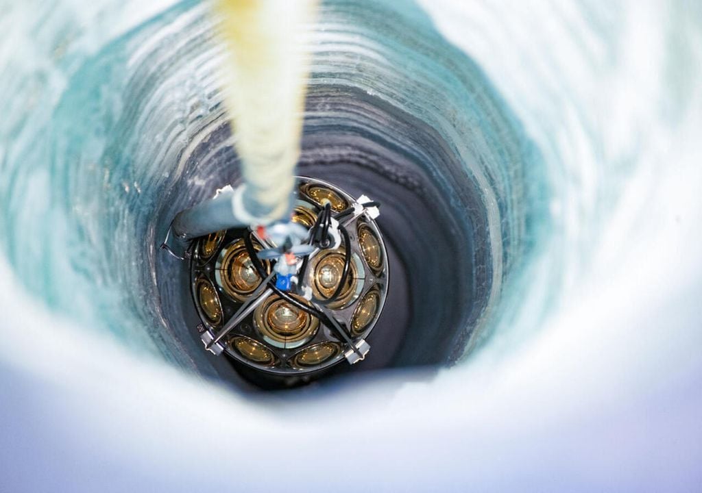 Die Ketten mit Instrumenten werden in die ins antarktische Eis gebohrten Schächte eingelassen. Bild: Yuya Makino/IceCube/NSF