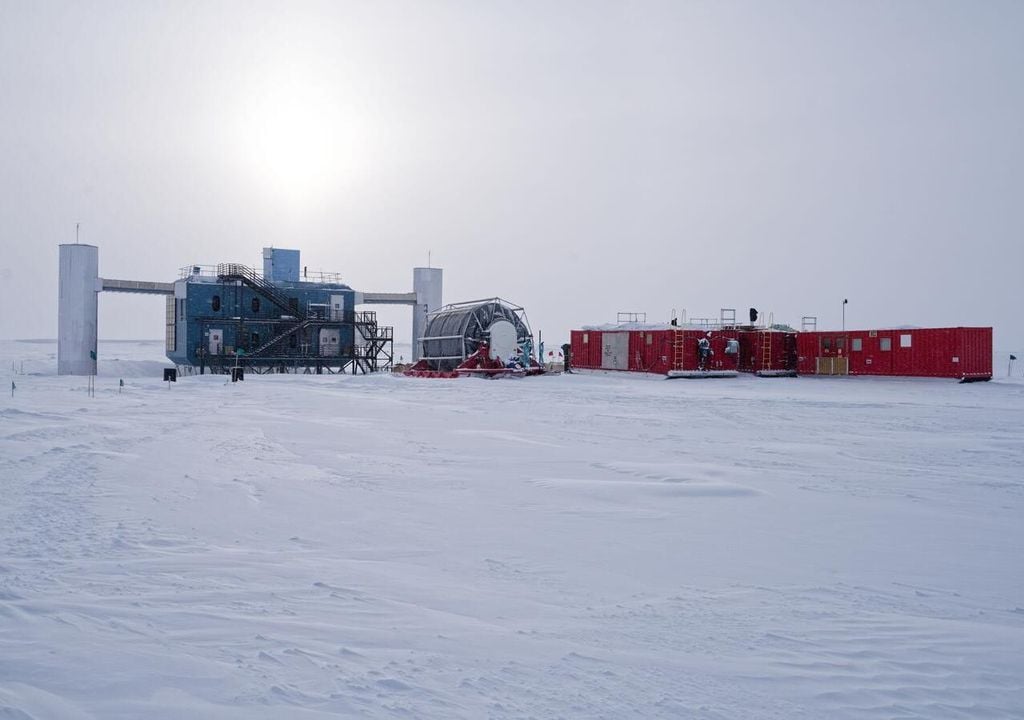 Das IceCube-Labor mit nahe gelegenen Lagercontainern für das IceCube-Upgrade. Bild: Ilya Bodo/IceCube/NSF