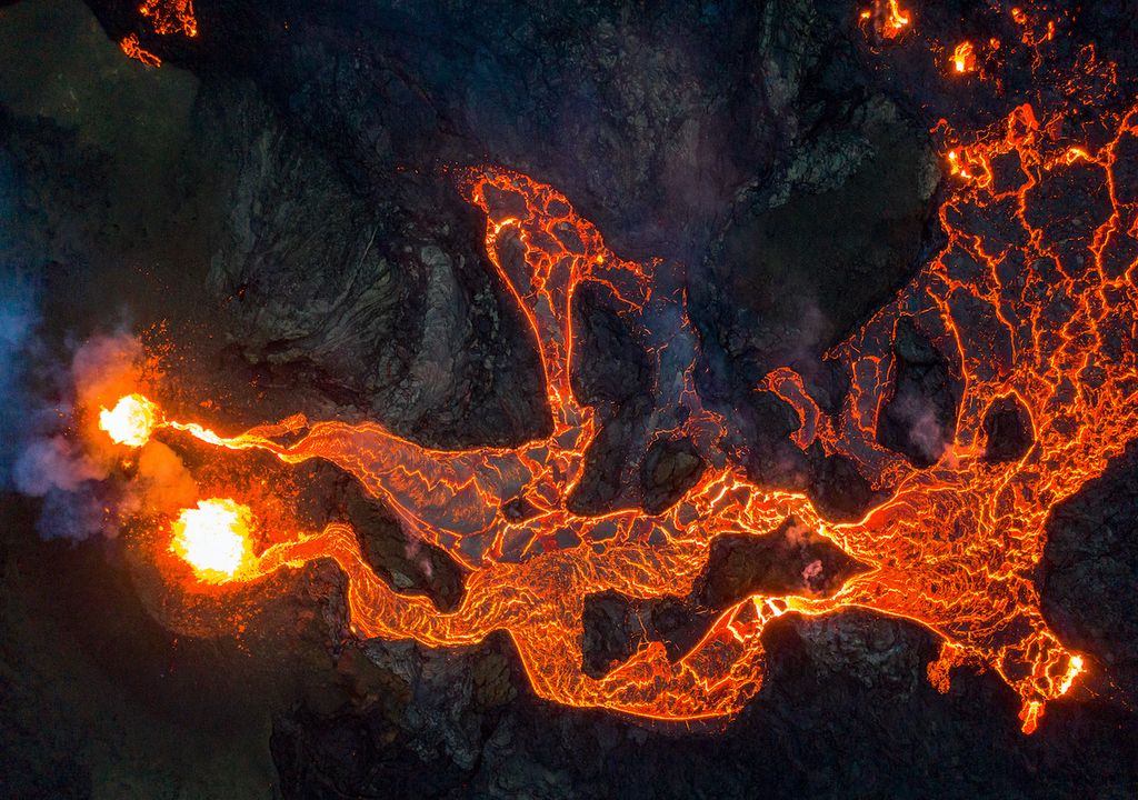 Los flujos de lava de otra grieta abierta han llegado a Grindavik.