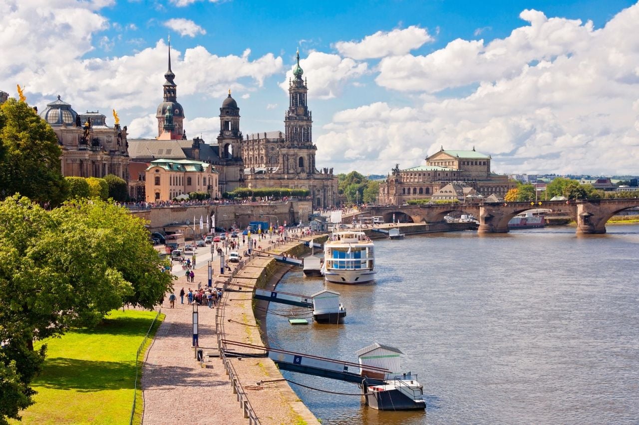 Blick über die Altstadt und die Elbe in Dresden.