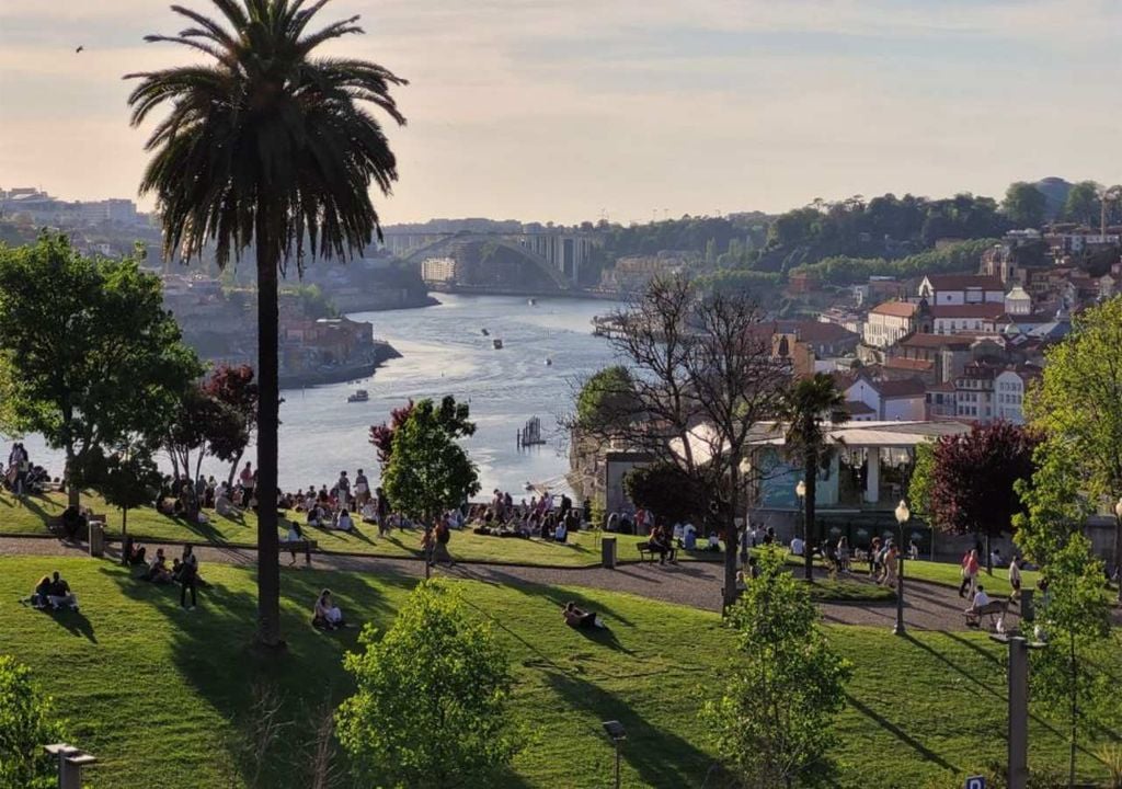 No Jardim do Morro, o pôr do sol e a vista sobre o Douro criam o cenário perfeito para momentos a dois. Fonte: CMP
