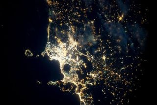 Identifica las luces de las grandes ciudades
