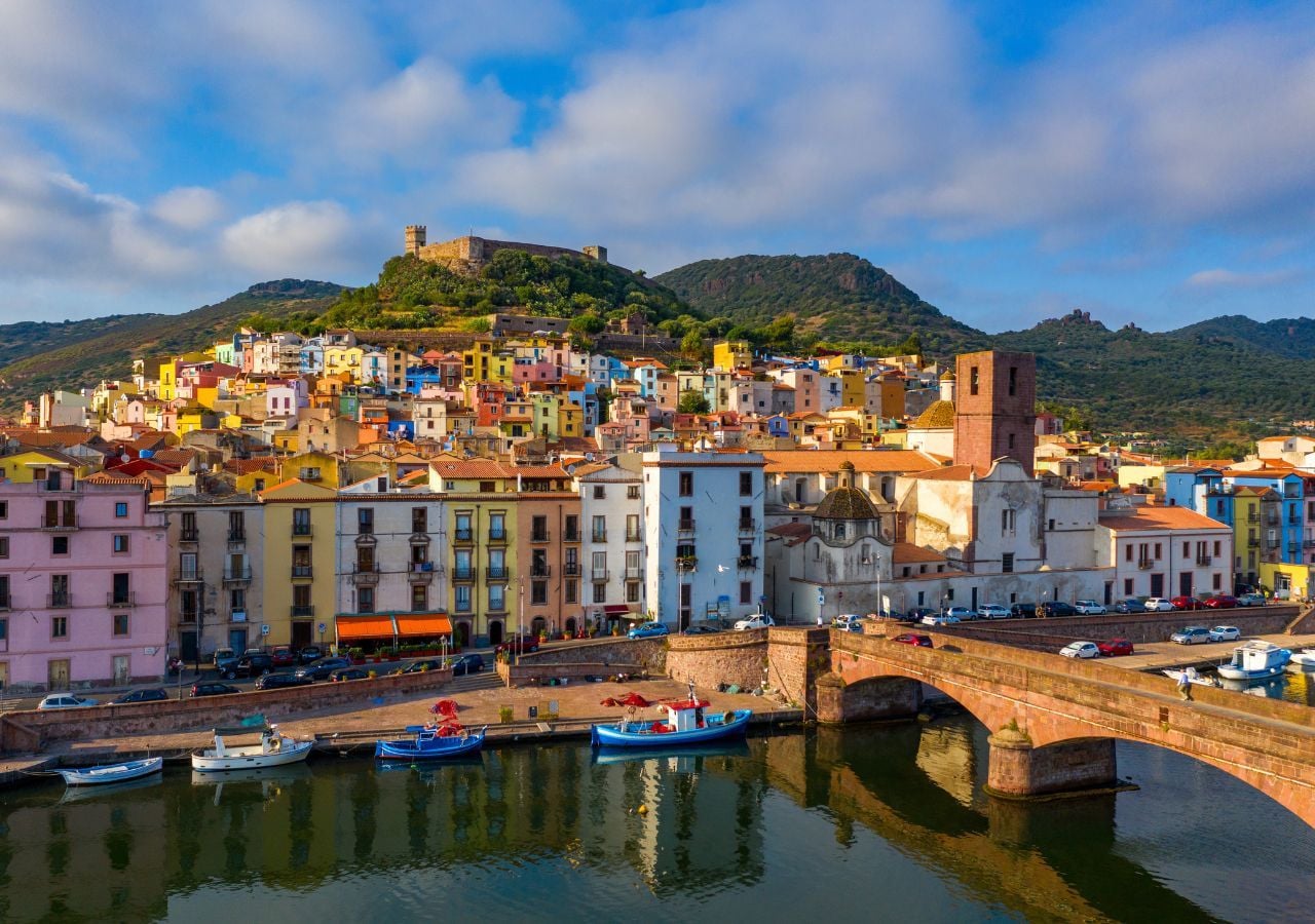 Il borgo con il ponte che attraversa il fiume e il castello che domina dall'alto