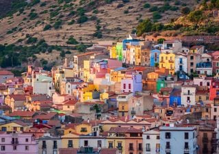 Il borgo colorato della Sardegna con case pastello, castello e vista mare fuori dalle rotte turistiche