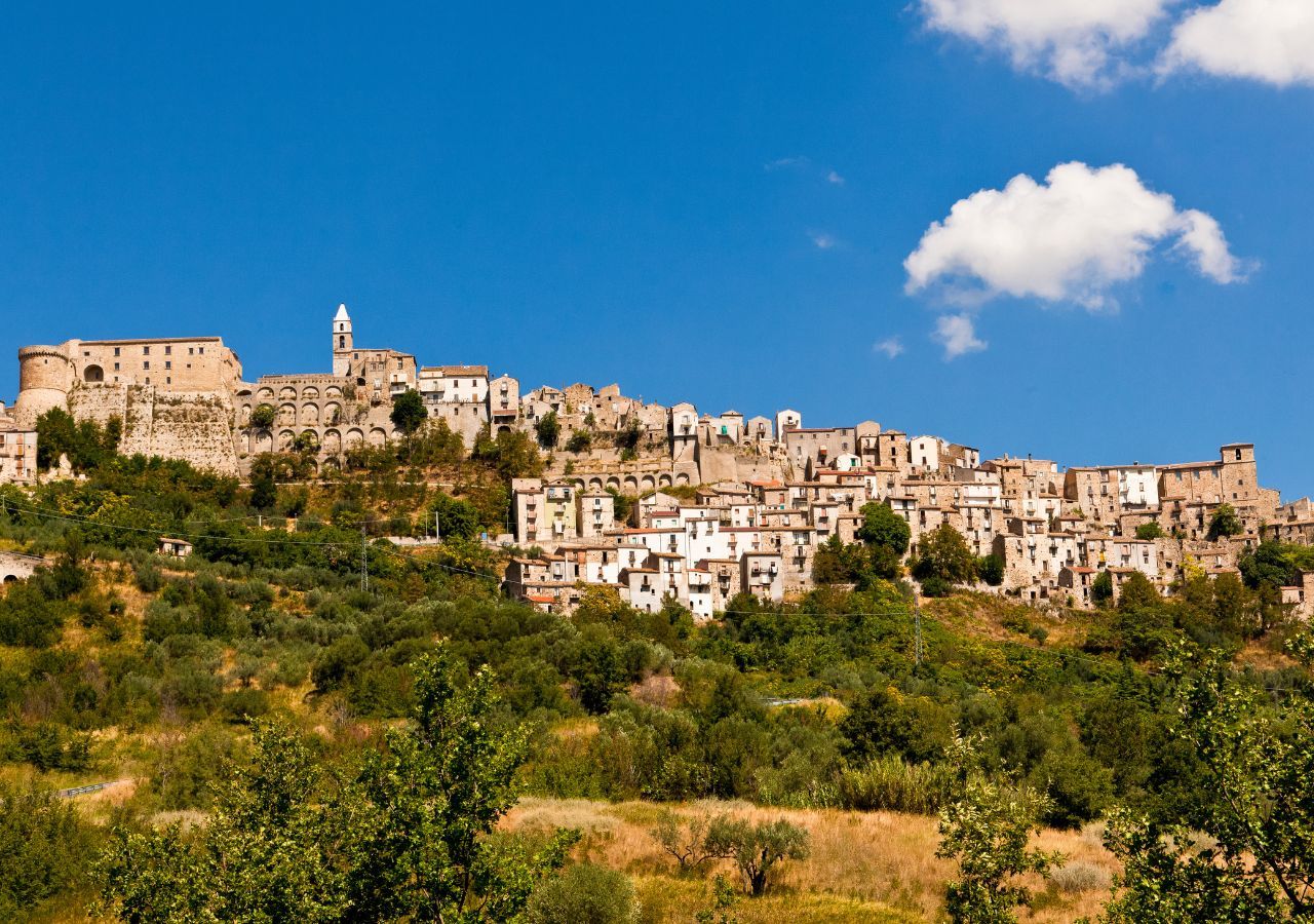Veduta panoramica del borgo del Molise, in cima alla collina