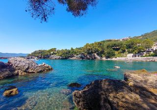 Il borgo della Liguria che si affaccia su un fiordo nascosto: natura selvaggia e mare cristallino
