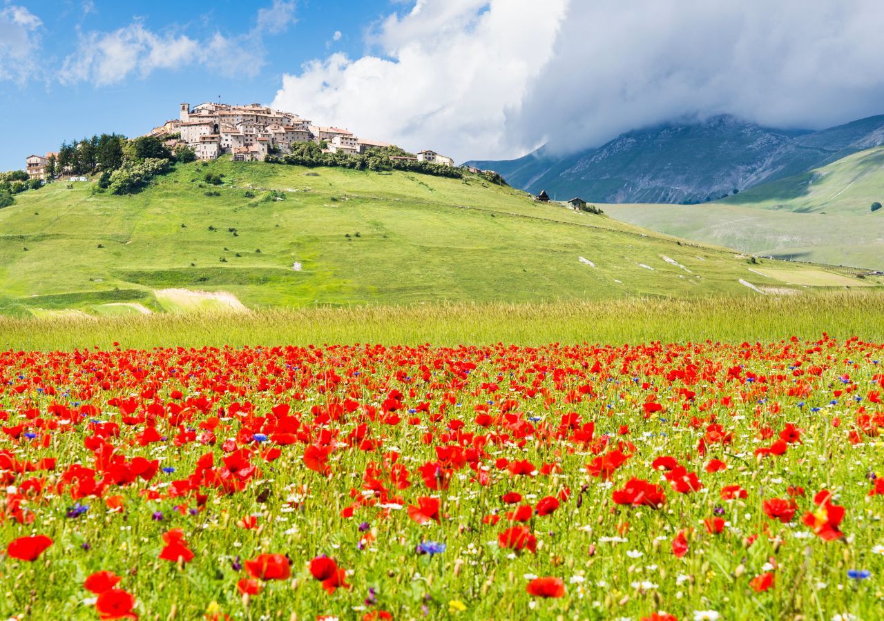 Ai piedi dei Monti Sibillini, il piccolo borgo dove la natura dà spettacolo