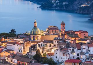 Il borgo pieno di colori, tra il mare e le colline della Costiera Amalfitana