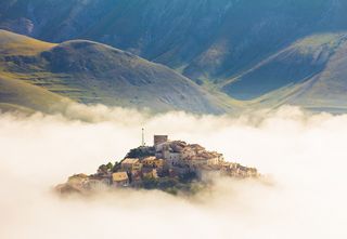 Il borgo più colorato d’Italia si risveglia ad aprile: un viaggio tra fiori, silenzi e tradizione