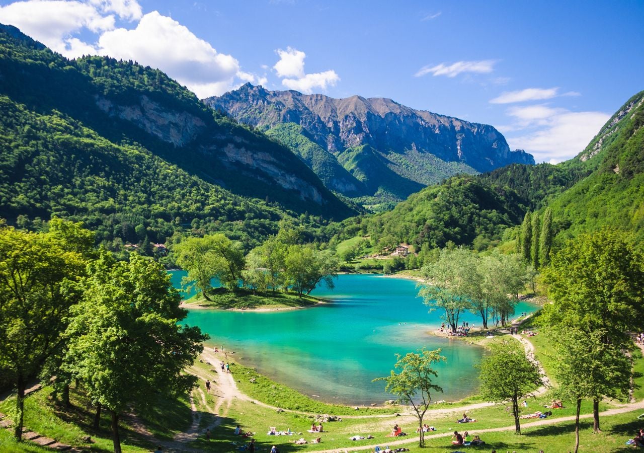 Il caratteristico Lago di Tenno in Trentino
