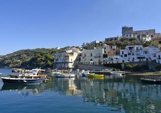 Il borgo sospeso tra mare e limoneti della Costiera Sorrentina che profuma d'estate