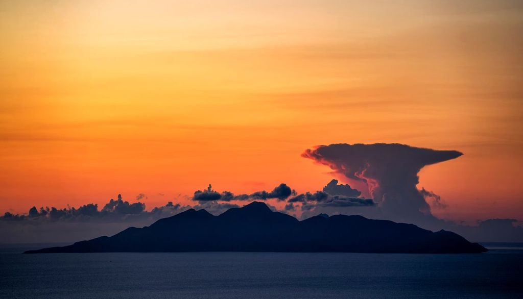 La persistenza di queste anomalie termiche positive, durate ormai mesi, sta spingendo verso l’alto la tropopausa. E questa altezza eccessiva potrebbe trasformarsi, nei prossimi mesi, in un rischio concreto per fenomeni meteorologici estremi.