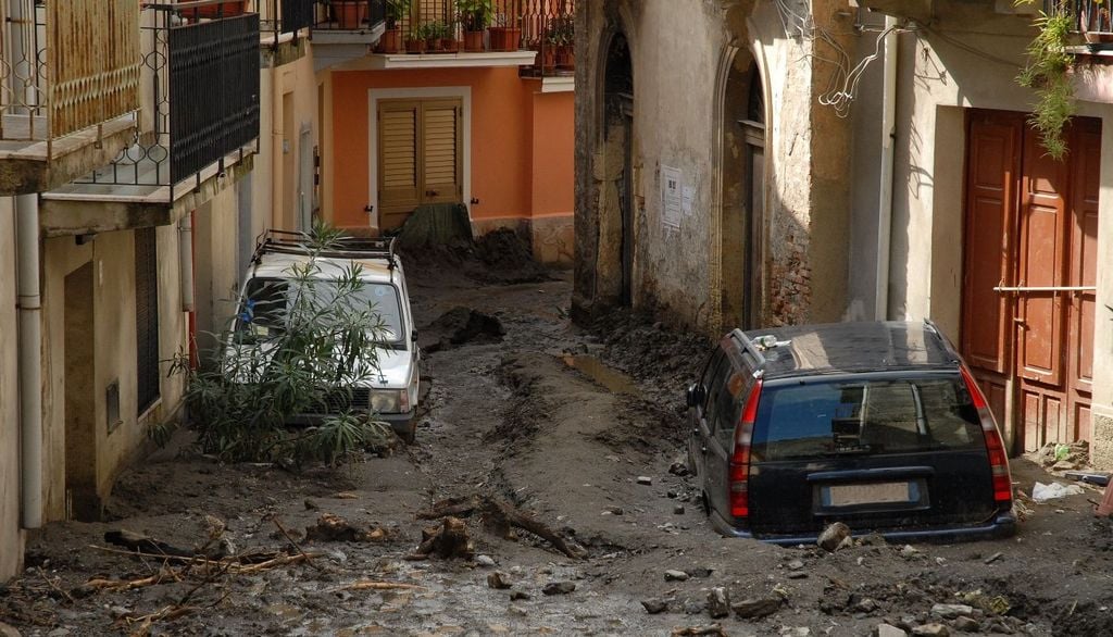 Situazioni simili si ripetono quando un’estate rovente lascia in eredità un’atmosfera “carica”. Non è solo la quantità di pioggia, ma la velocità con cui cade, spesso accompagnata da temporali violenti e grandine.