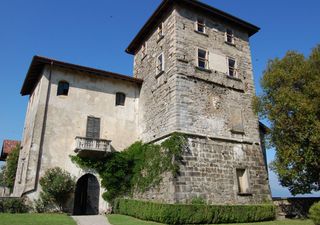 Il castello medievale affacciato sul lago più azzurro del Piemonte: storia, leggenda e natura