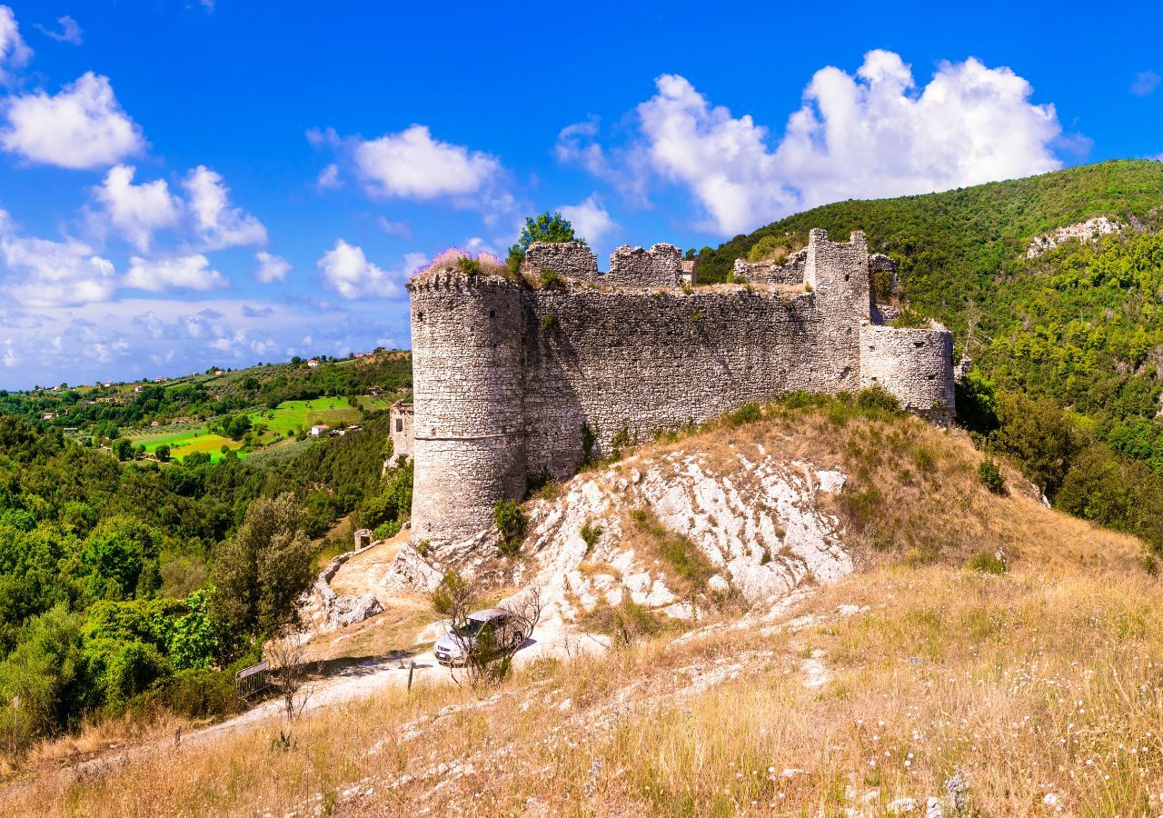 Le rovine dell'antico castello nella Sabina, tra Lazio e Umbria