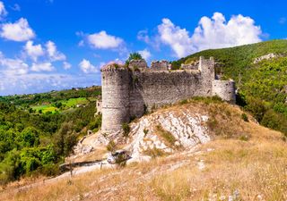 Il castello nascosto del Lazio costruito nel X secolo, abbandonato e immerso nella natura