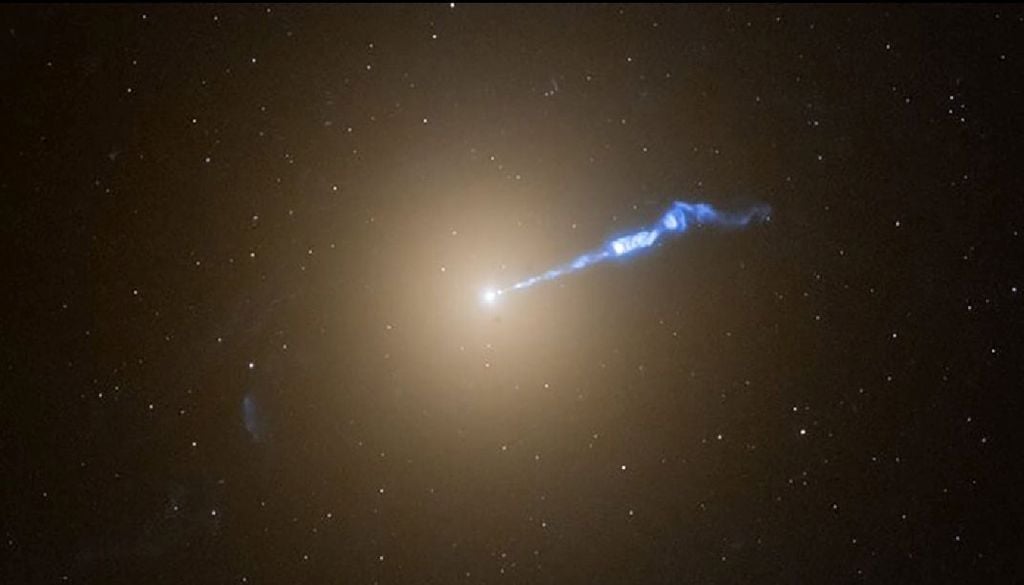 Esempio di jet relativistico di plasma emesso dal nucleo della galassia M87 a riprova di quanto caotico e dinamico possa essere il centro galattico. Credit: NASA, ESA, STScI, Alec Lessing (Stanford University), Michael Shara (AMNH); Acknowledgment: Edward Baltz (Stanford University); Image Processing: Joseph DePasquale (STScI)