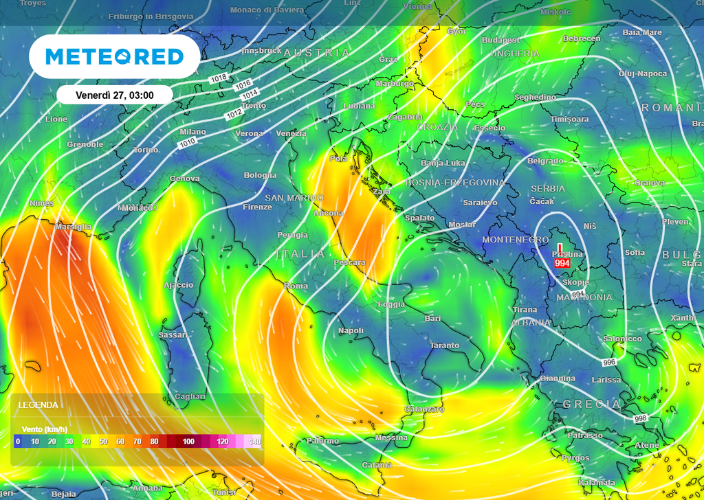 L'azione del ciclone Deborah inizierà a perdere potenza sull'Italia nel corso del pomeriggio di venerdì. La ventilazione ruoterà più decisamente da Nord, con residue precipitazioni sul Medio e Basso Adriatico fino a sabato, in un clima invernale e sensazione di freddo intensa a causa del vento residuo.