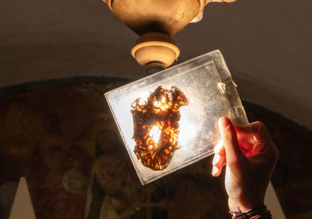 Il cuore essiccato di una delle mummie, dove si vede chiaramente la ferita letale