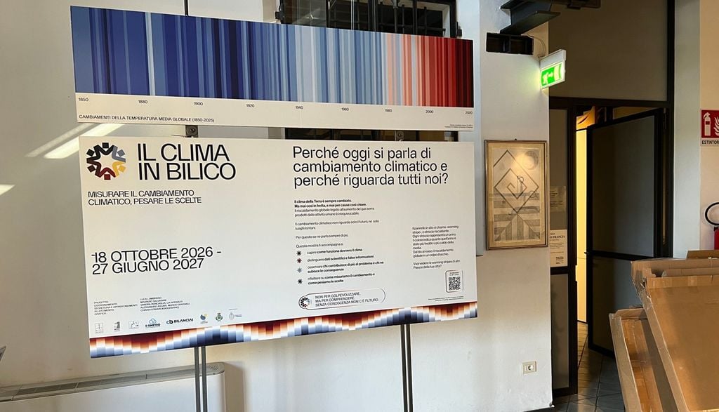 Il percorso utilizza come elemento grafico distintivo le warming stripes.