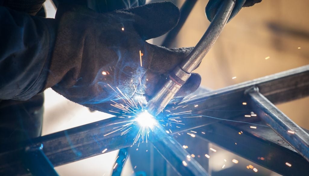 Le tecniche di saldatura tradizionali necessitano di elevate quantità di calore, quindi di energia, rappresentando processi molto difficili da applicare nel vuoto dello spazio. Sorprendentemente, invece, la saldatura a freddo si potrebbe rivelare una importante risorsa per le costruzioni nello spazio e, in genere, in assenza di atmosfera, come sulla Luna.