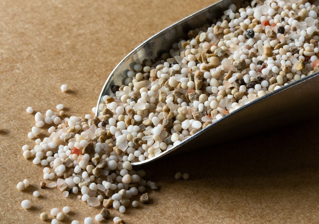 Fertilizzante minerale granulare per prato