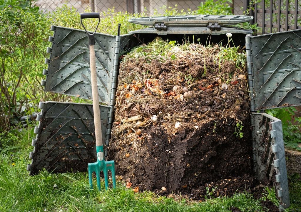Il compost maturo pronto per essere utilizzato è quello che si trova sul fondo della compostiera, mentre salendo in superficie si trovano gli scarti in fase di decomposizione