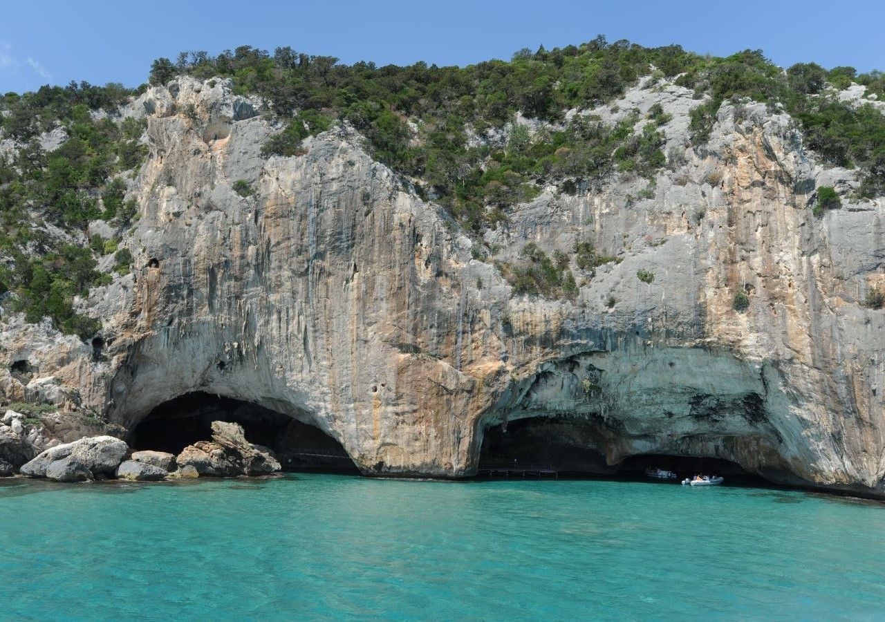La formazione delle grotte è indotta dall’azione, incessante, del moto ondoso che corrode le rocce, fino ad eroderle. Il mare in genere si limita a modificare con la propria azione cavità formatisi in ambiente subaereo.