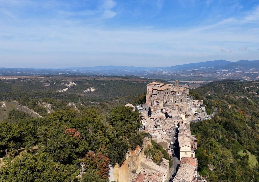 Il borgo di Bomarzo e il bosco che lo circonda