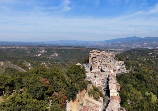 Il fantastico viaggio attraverso il bosco che conduce al misterioso altare etrusco di Bomarzo
