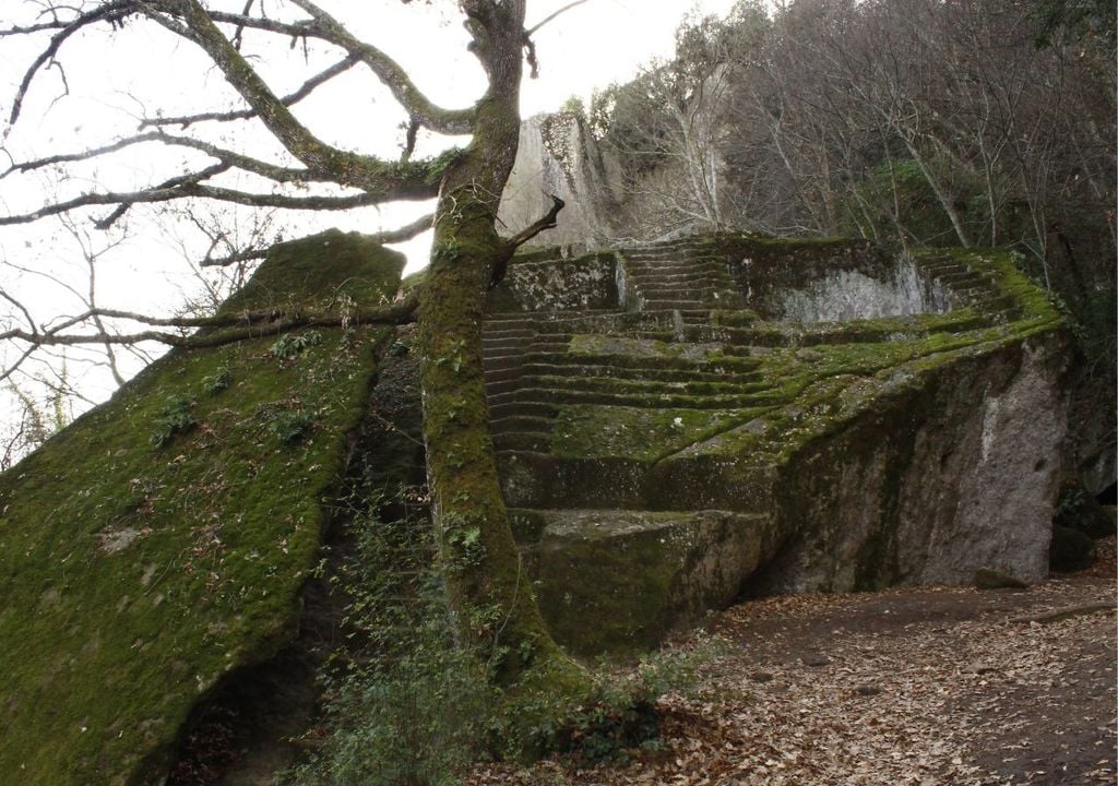 La scalinata che porta alla Piramide Etrusca di Bomarzo