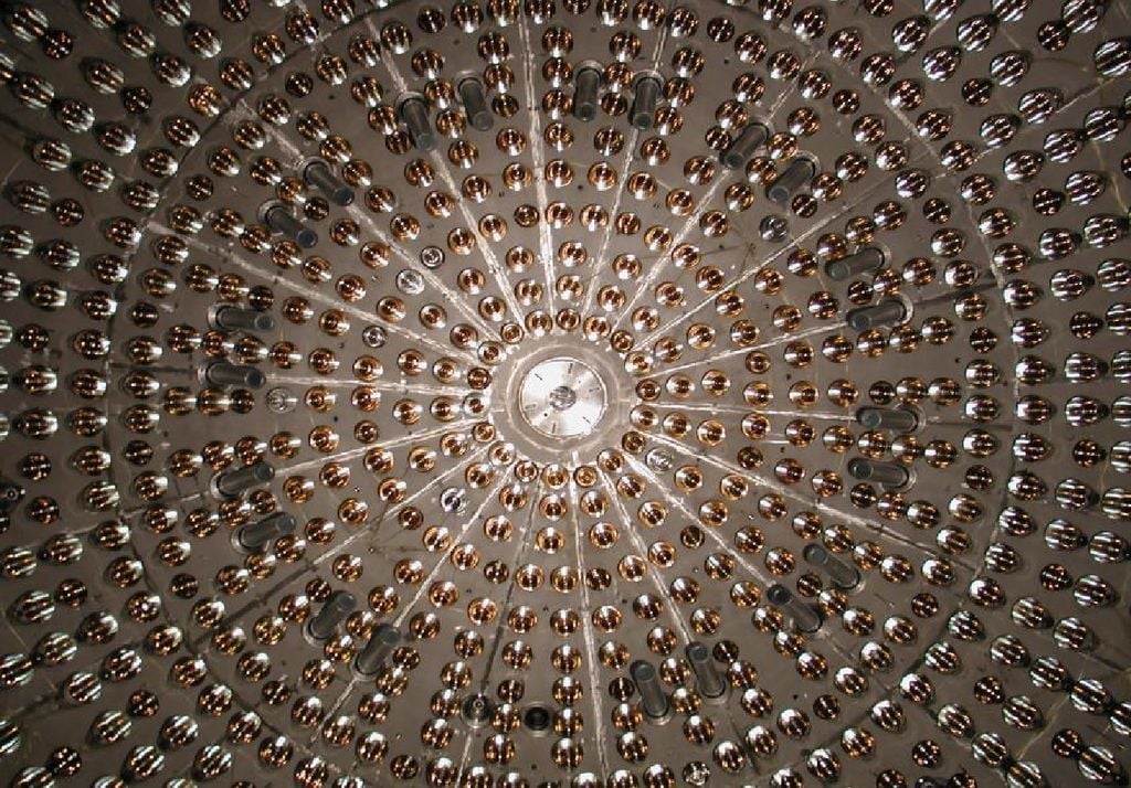 Un esempio della rete di rivelatori dell'esperimento Borexino per rivelare la radiazione prodotta dall'urto di un neutrino solare. Credit: LNGS