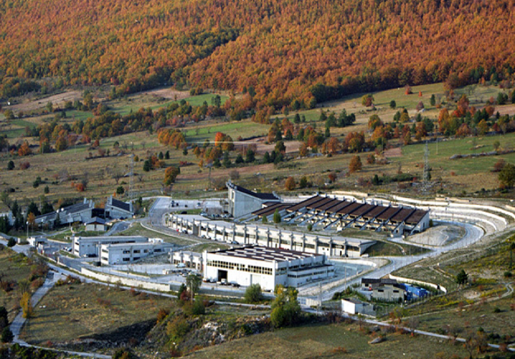 Veduta dell'infrastruttura in superficie del Laboratori Nazionali del Gran Sasso, posizionati ad una profondità di 1400 m.