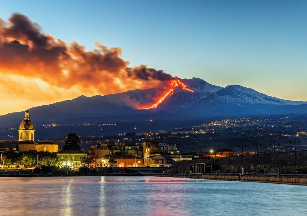 Etna in eruzione vista dal mare.