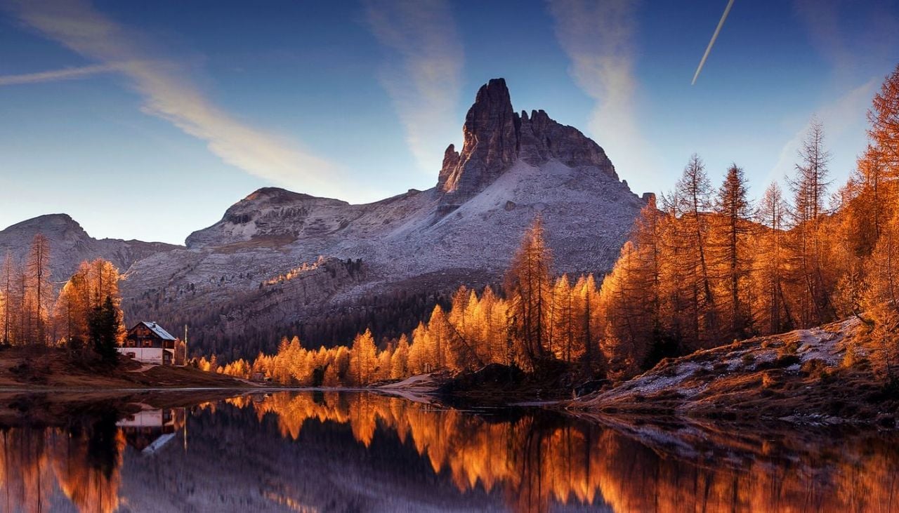 Lo spettacolo delle Dolomiti e del foliage nel cuore dell'autunno