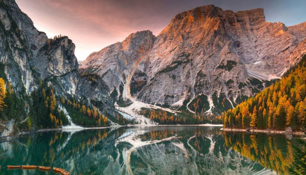 foliage lago di Braies Una mattina d'autunno sul lago di Braies, in Trentino-Alto Adige