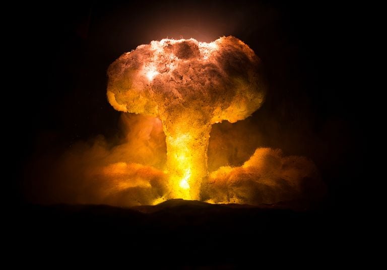 El loco plan para detonar una bomba nuclear en la Luna
