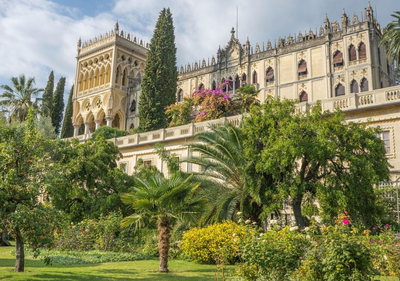 La bellissima villa con il giardino, da visitare sull'isola