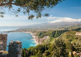 Il giardino pensile nascosto della Sicilia: un'oasi verde con vista sul mare in un borgo medievale