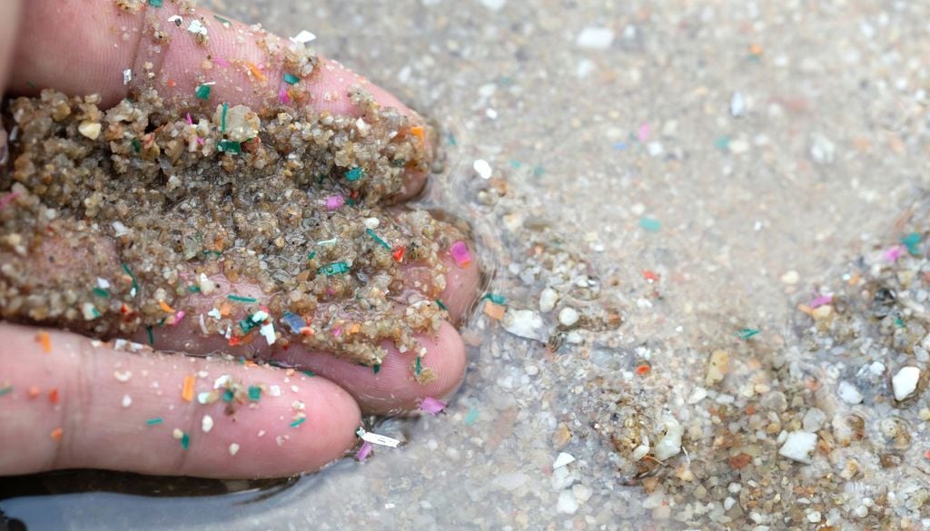 nanoplastiche Frammenti di plastica di ogni dimensione si trovano ormai ovunque nell'ambiente, anche sulle spiagge