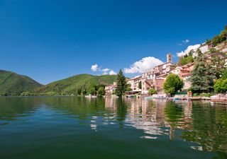 Il lago più azzurro dell’Umbria si trasforma in un’oasi di luci e riflessi: tra pinete, acqua trasparente e magia estiva
