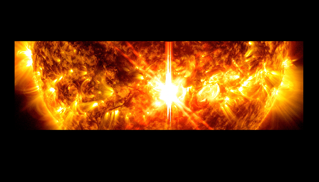 Il flare solare di classe X9.0 del 3 ottobre 2024 osservato dal Solar Dynamics Observatory. L’immagine combina le bande ultraviolette estreme AIA 171 e 131 Å: il lampo centrale evidenzia il plasma portato a temperature di molti milioni di gradi. L’evento è stato uno dei più potenti del ciclo solare 25. Credit: NASA/SDO