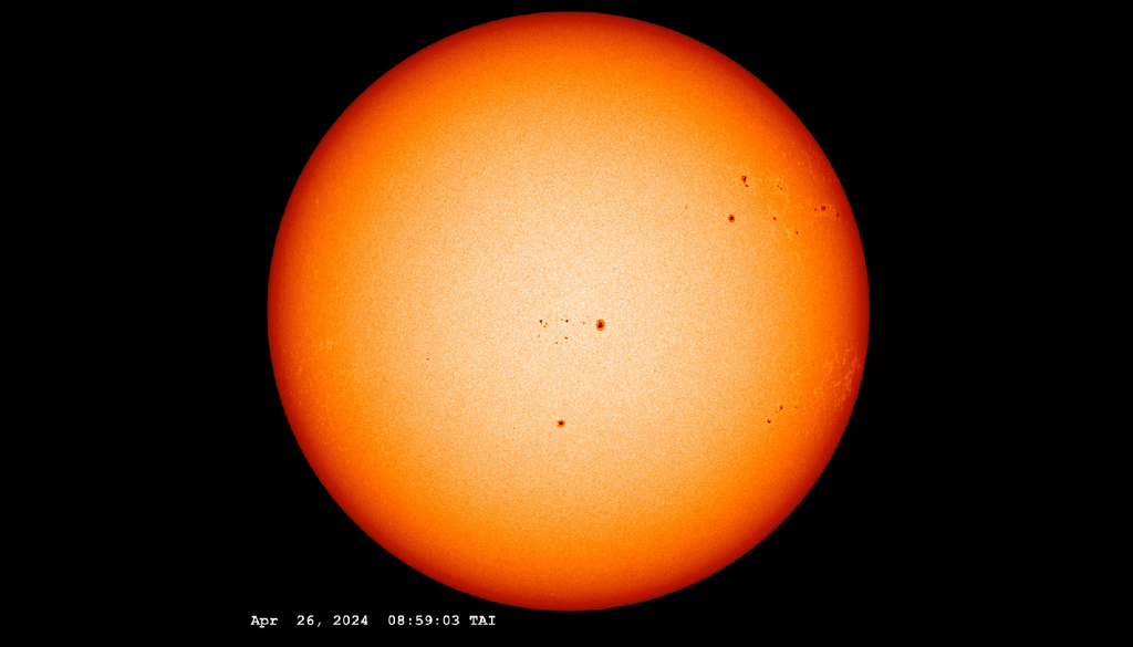 Il disco solare osservato dallo strumento HMI di SDO il 26 aprile 2024. I numerosi gruppi di macchie testimoniano l’elevata attività magnetica raggiunta dal Sole durante la salita verso il massimo del ciclo 25. Credit: NASA/SDO/HMI