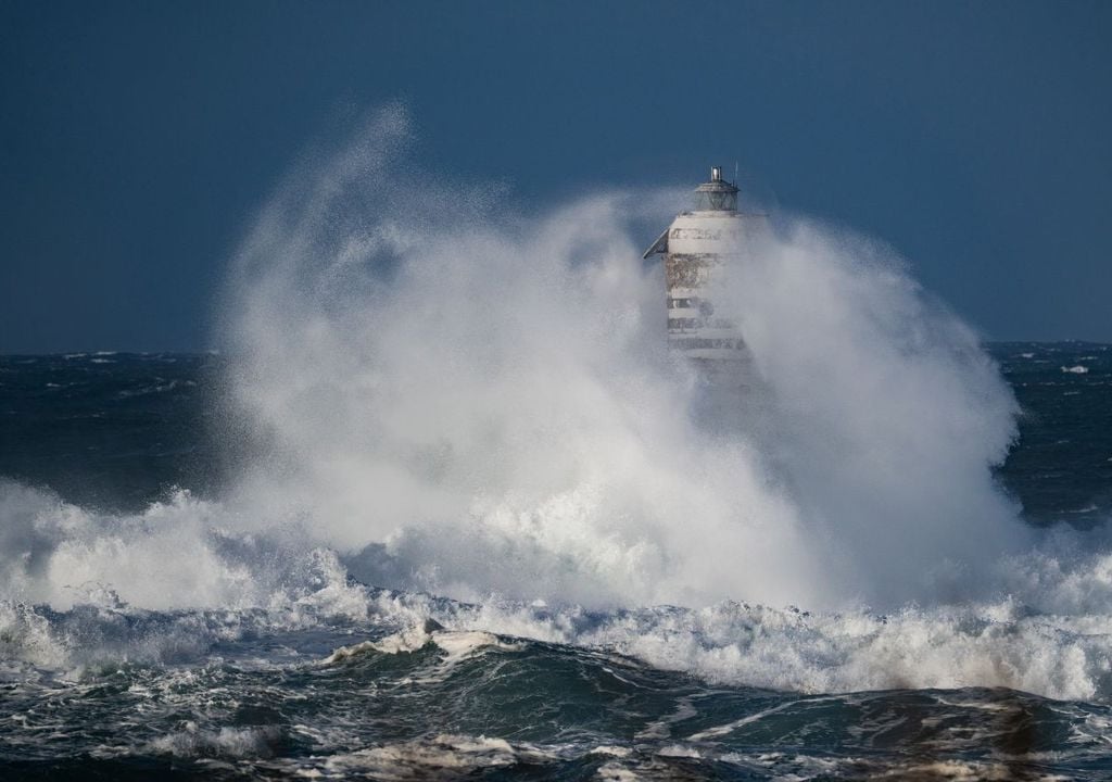 Nel Mediterraneo, questi fenomeni spesso iniziano come depressioni extratropicali alle medie latitudini, ma possono subire una "transizione tropicale". Un processo in cui un ciclone extratropicale si trasforma dinamicamente e termodinamicamente in uno con nucleo caldo, occhio centrale e venti simmetrici.