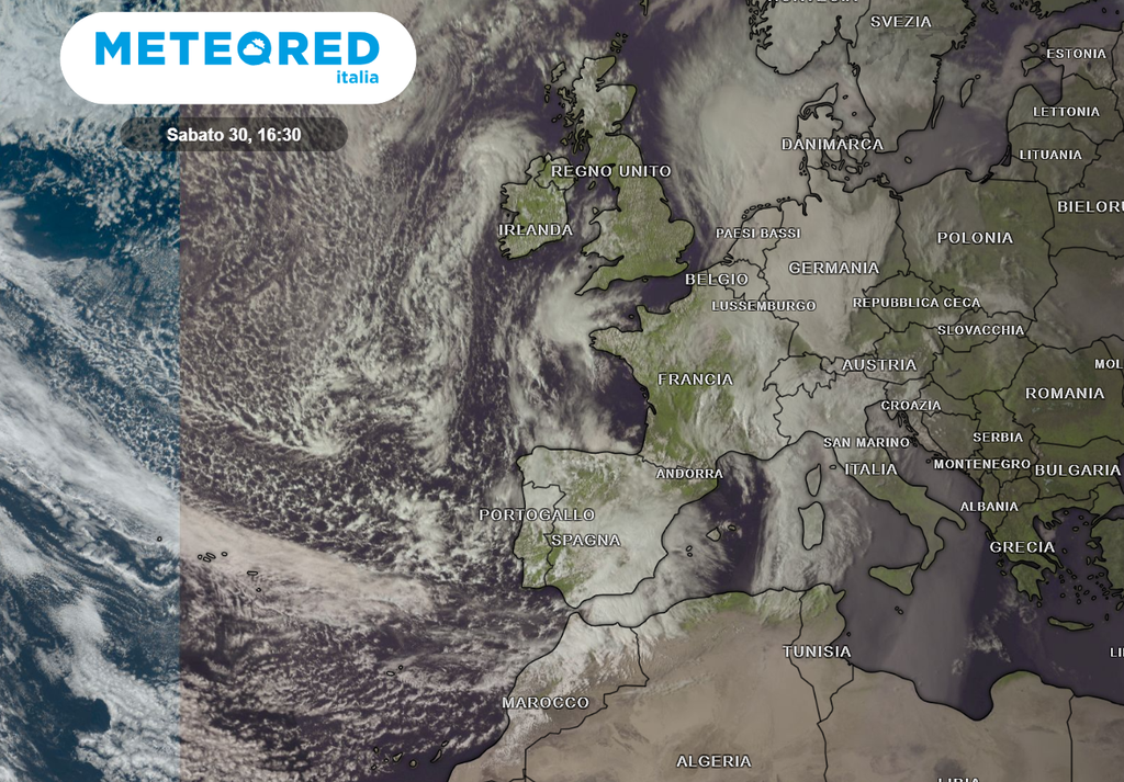 In evidenza la vasta depressione centrata tra Irlanda e Penisola Iberica, e il richiamo di polvere desertica dal nord Africa sull'Italia